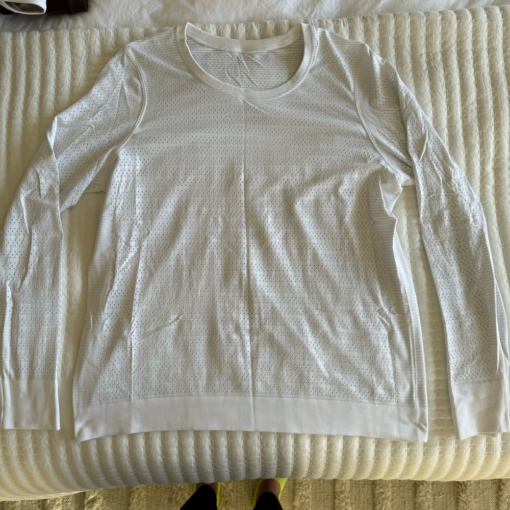 EUC Lululemon Swiftly Breathe Long Sleeve Shirt